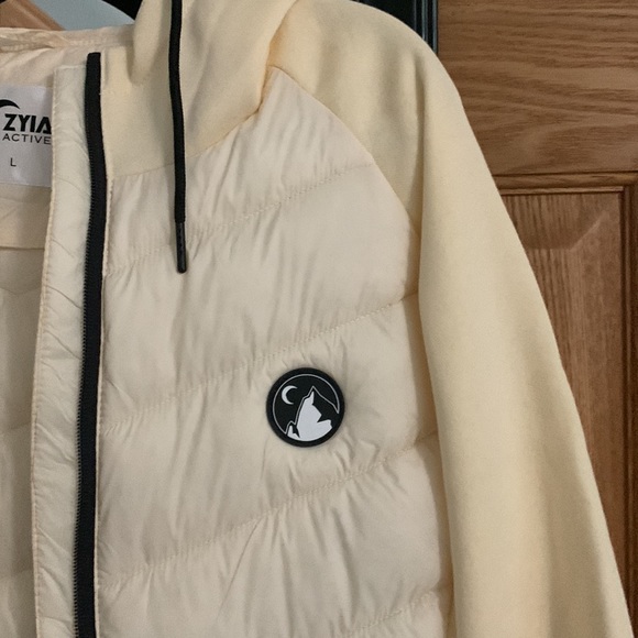 Zyia Active Hooded Jacket with pockets - Picture 3 of 5